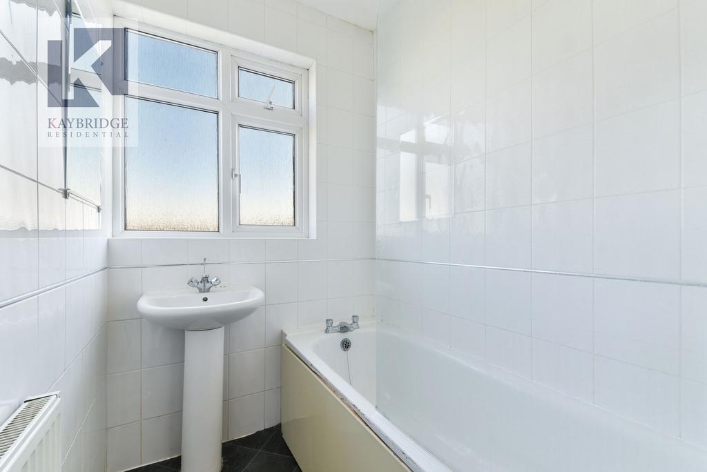 Chalgrove Avenue, Morden - SM4 5 RB