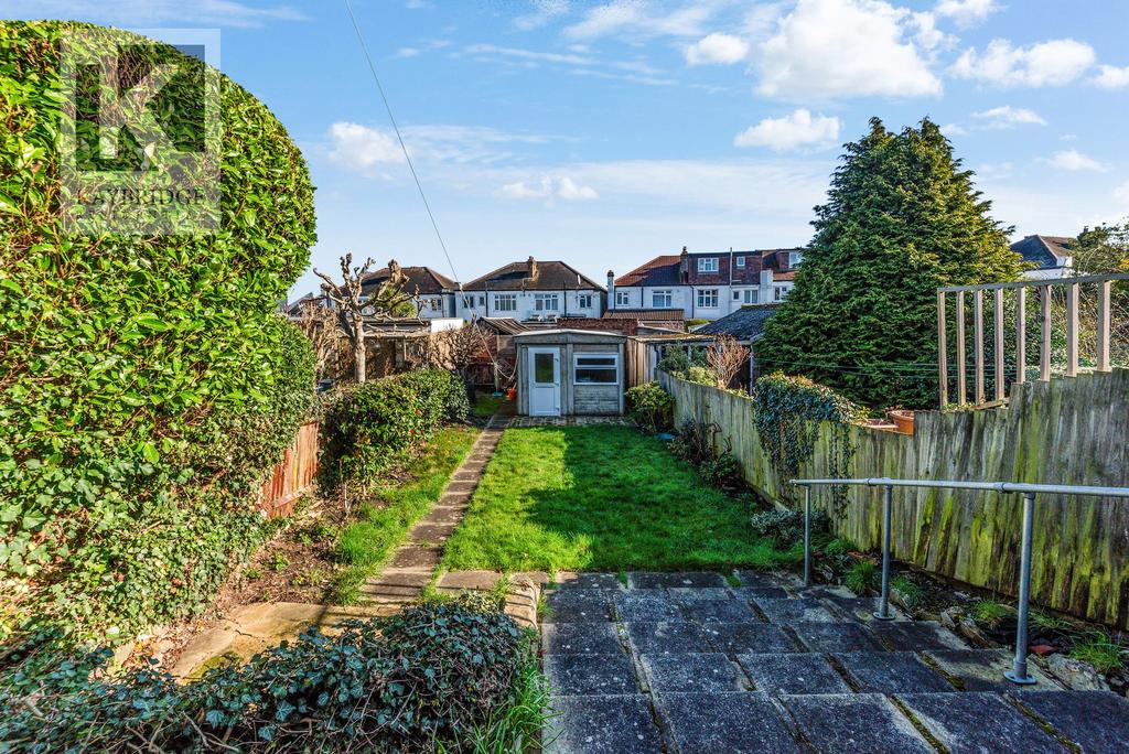 Chalgrove Avenue, Morden - SM4 5 RB