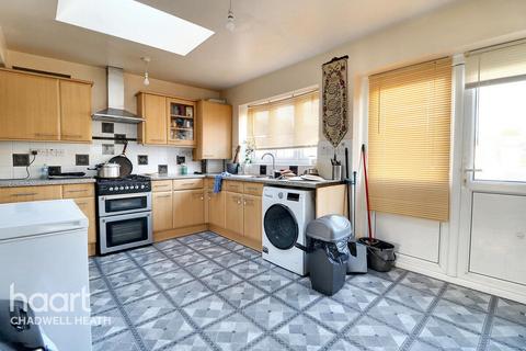 3 bedroom terraced house for sale, Primrose Avenue, Romford