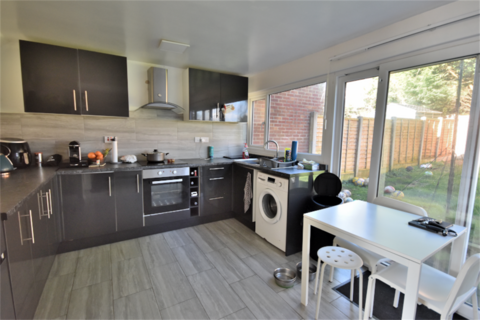 3 bedroom detached house to rent, Cherrington Gardens, Wolverhampton