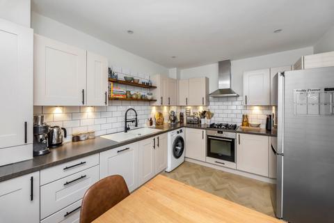 12 Edwards Close, Broadbridge Heath, Horsham, RH12 3PL