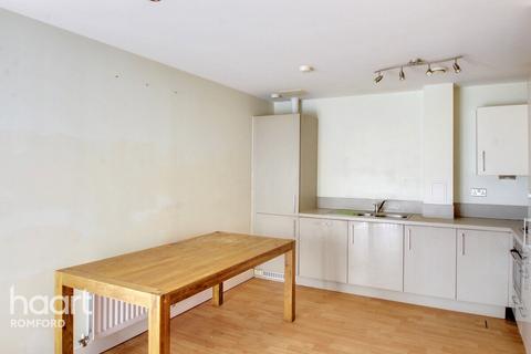 2 bedroom flat to rent, Spring Gardens, Romford