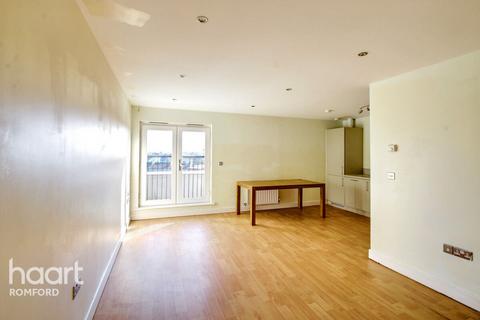 2 bedroom flat to rent, Spring Gardens, Romford