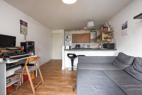 2 bedroom flat to rent, Lucas Street London SE8