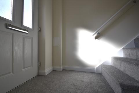 2 bedroom terraced house to rent, St. James Street, Newport PO30