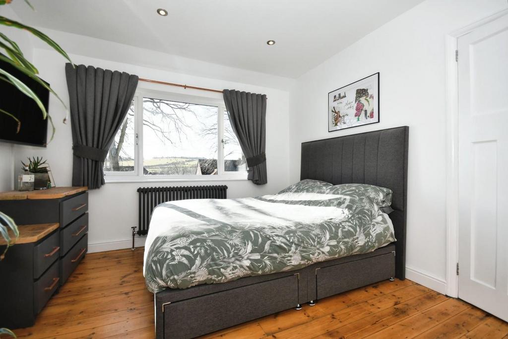 BEDROOM 1 02.jpg