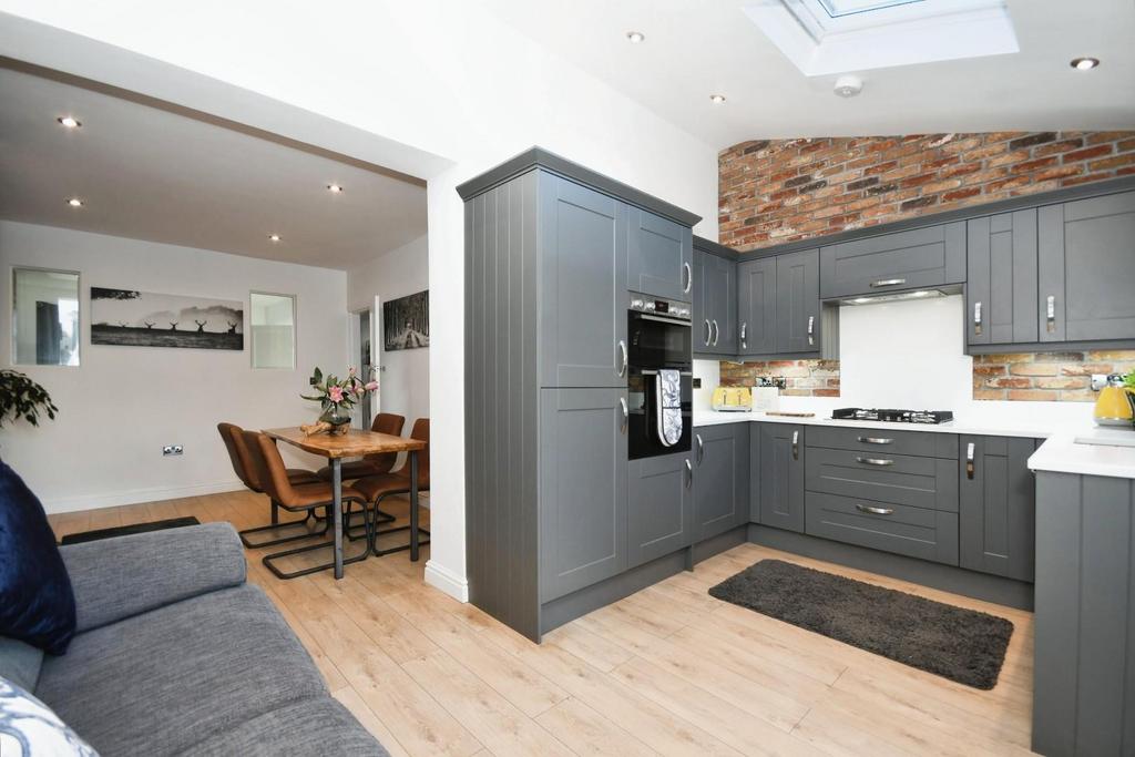 KITCHEN 03.jpg