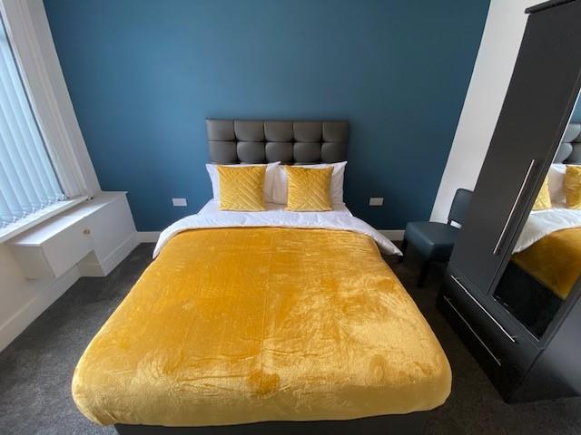 Bedroom 1 (3).jpg
