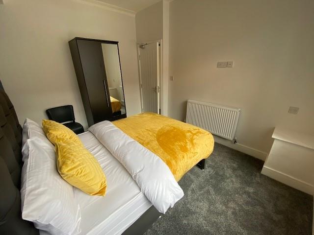 Bedroom 1 (2).jpg