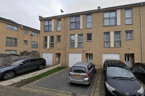 4 bedroom townhouse to rent, Cameron Crescent, Edgware