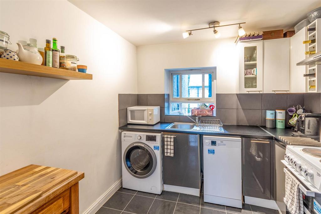 DSC 4160-Edit kitchen.jpg