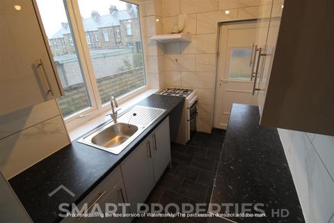 3 bedroom house to rent, College Street, Huddersfield HD4