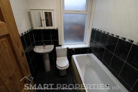 3 bedroom house to rent, College Street, Huddersfield HD4