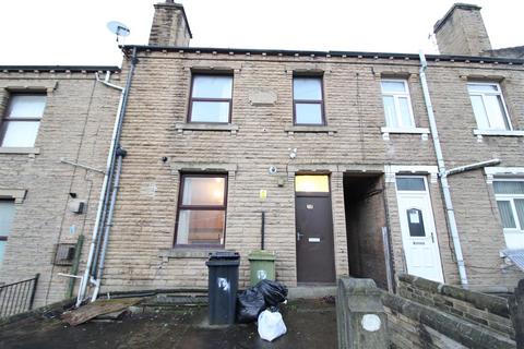 4 bedroom terraced house to rent, Yew Green Road, Huddersfield HD4