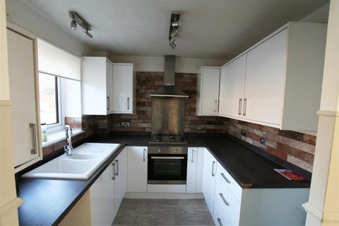 2 bedroom house to rent, Badger Gardens, Worcester WR5 3TG