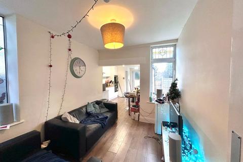 353 Derby Road, Nottingham, NG7 2DZ