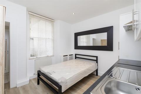 Studio to rent, Belgrave Road, London SW1V