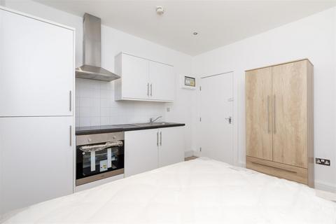 Studio to rent, Belgrave Road, London SW1V