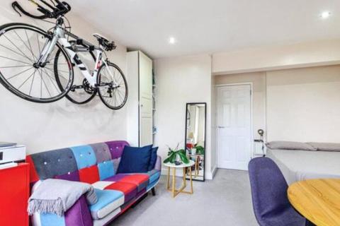 Studio to rent, Wallwood Street, London, E14