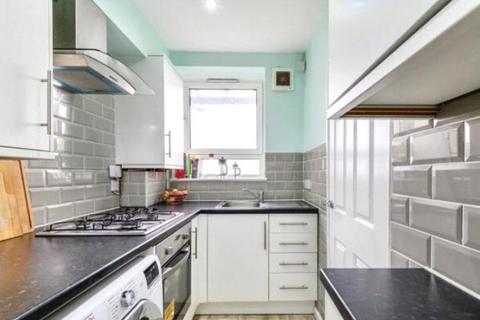 Studio to rent, Wallwood Street, London, E14