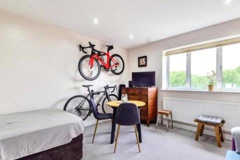 Studio to rent, Wallwood Street, London, E14