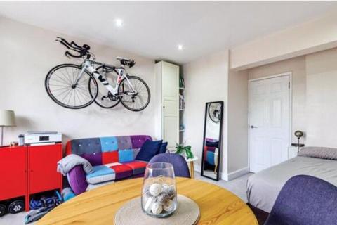 Studio to rent, Wallwood Street, London, E14