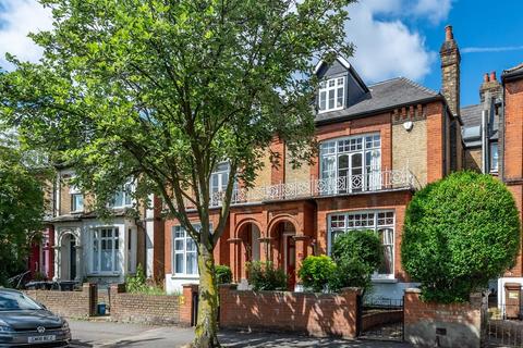25 West Bank, London, N16 5DF