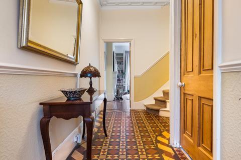 25 West Bank, London, N16 5DF