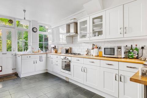 25 West Bank, London, N16 5DF