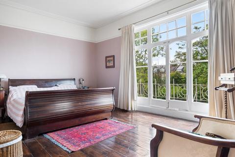 25 West Bank, London, N16 5DF