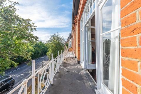 25 West Bank, London, N16 5DF