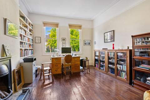 25 West Bank, London, N16 5DF