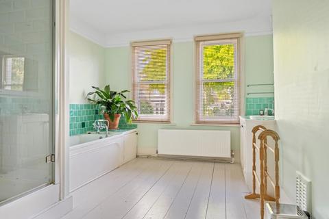 25 West Bank, London, N16 5DF