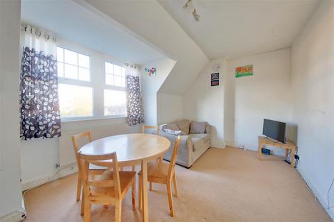 2 bedroom flat to rent, Sherwood Park Road Sutton