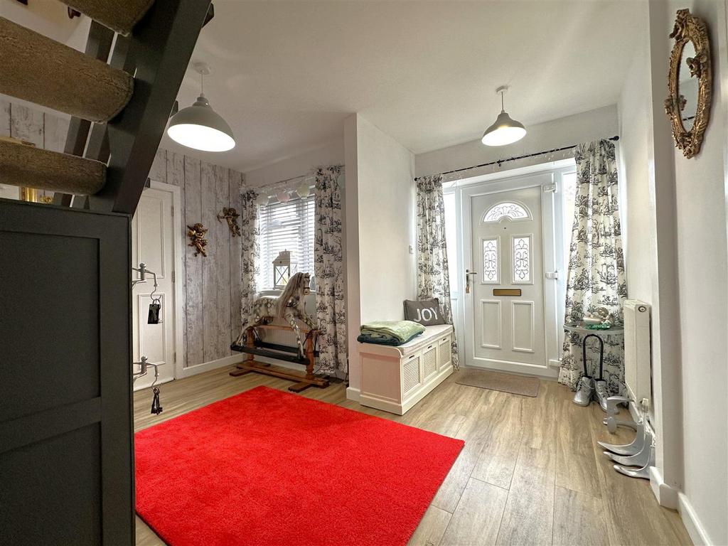 Inviting Entrance Space 037