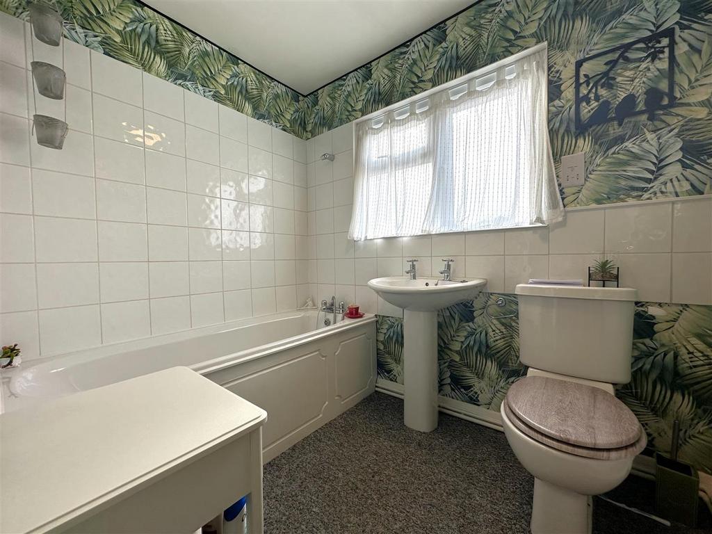 First Floor Bathroom 027