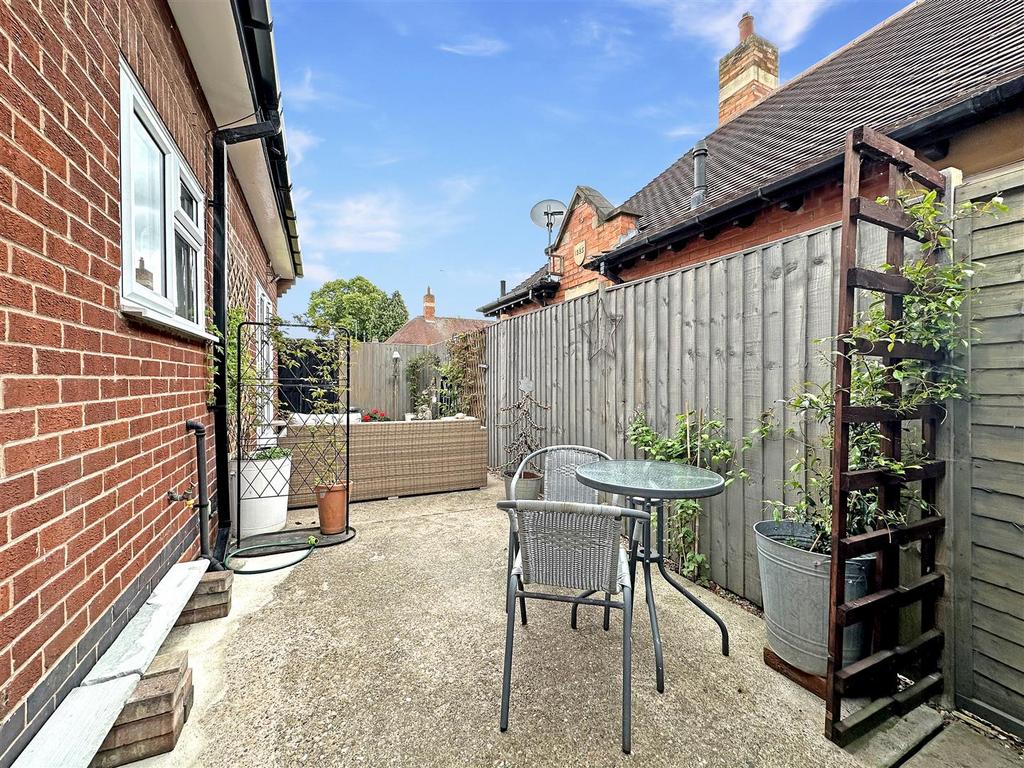 Low-Maintenance Garden 557