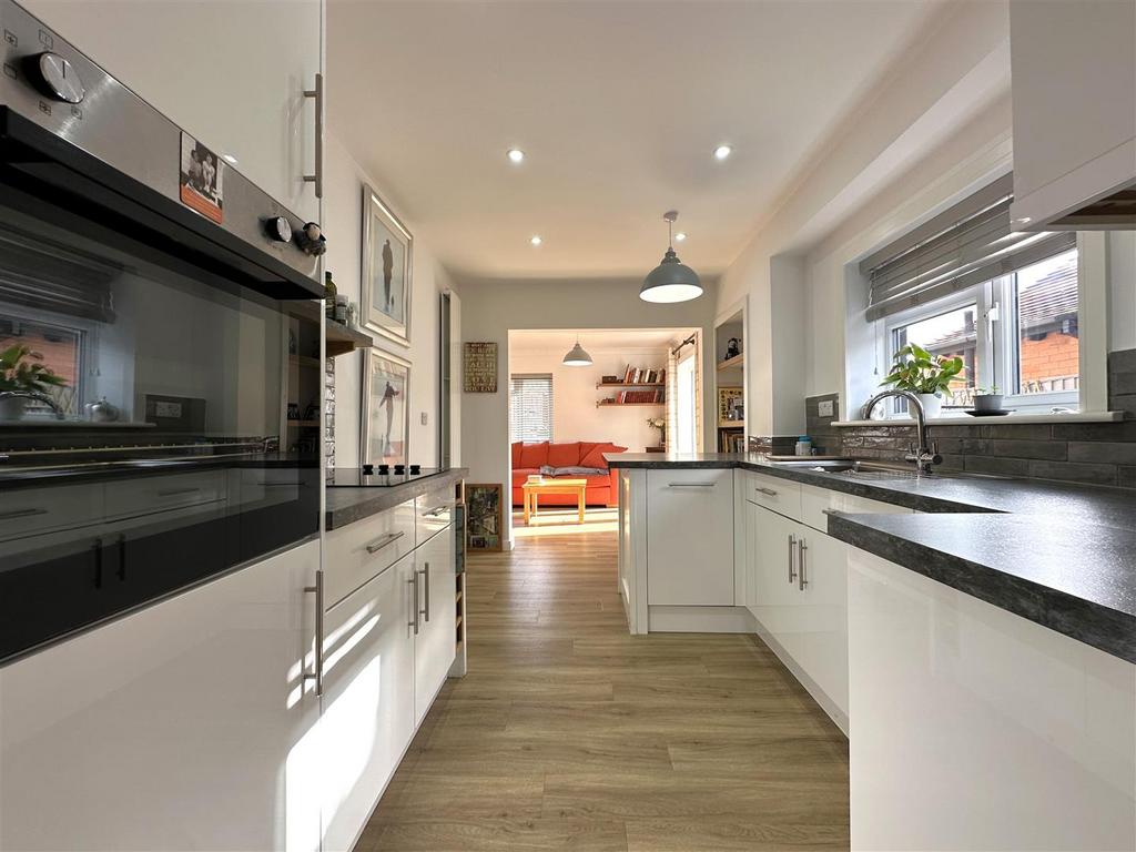 Well-Appointed Modern Kitchen 068