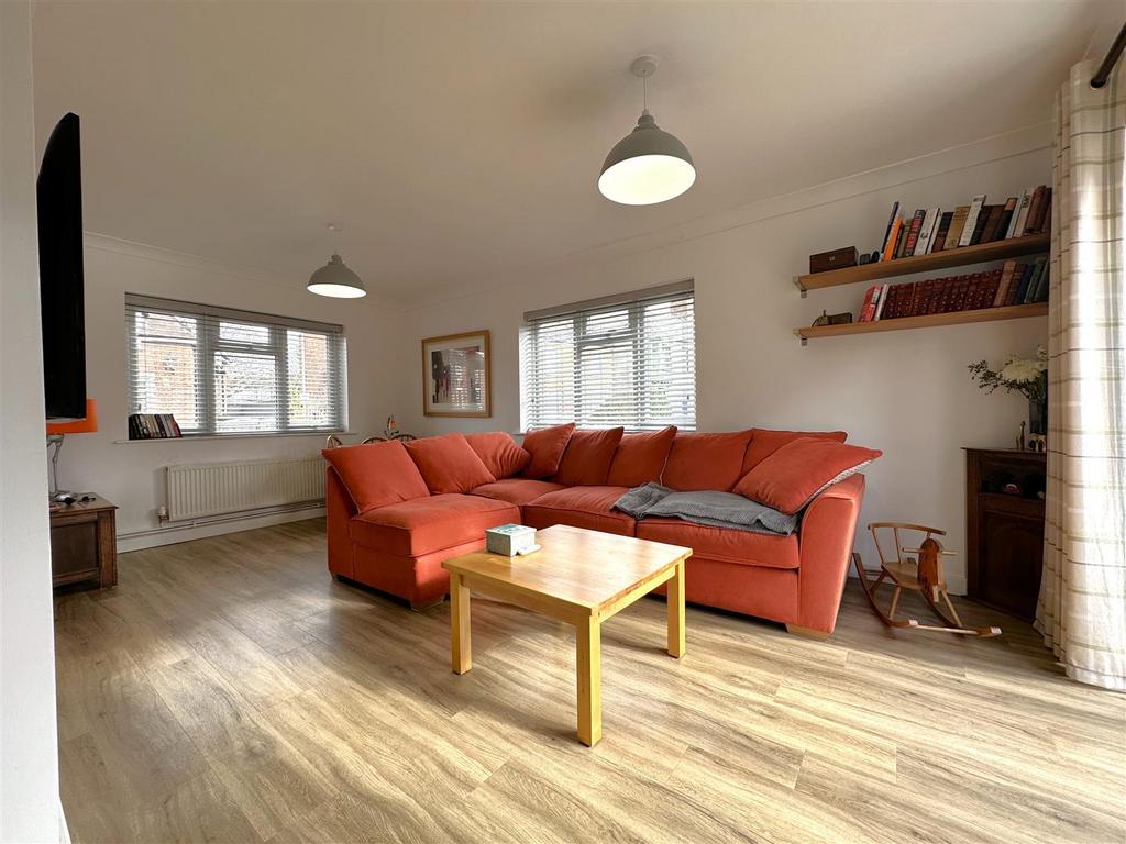 Large Living Space 074