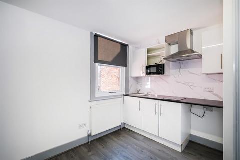 Studio to rent, Forest Road, Walthamstow, E17