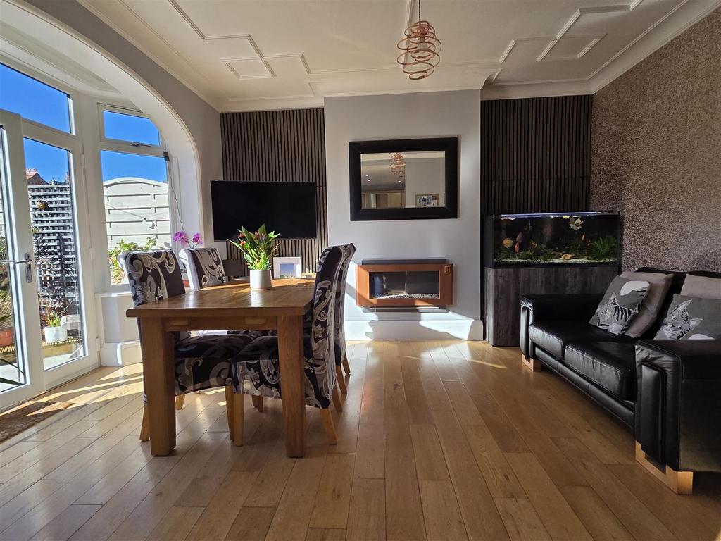 Living/dining area
