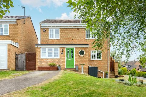 2 Busby Close, Buckingham, MK18 1YW