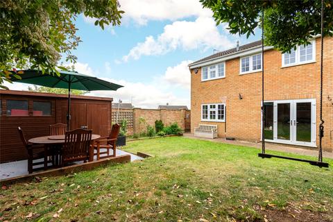 2 Busby Close, Buckingham, MK18 1YW