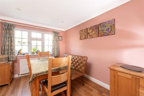 2 Busby Close, Buckingham, MK18 1YW