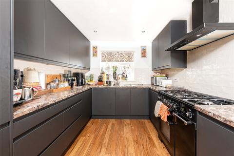 2 Busby Close, Buckingham, MK18 1YW