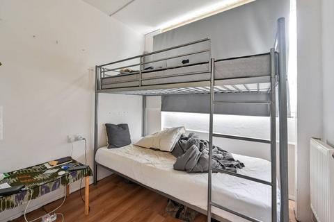 1 bedroom flat for sale, Roland Way, Elephant and Castle, London, SE17