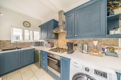 2 bedroom flat for sale, Swaby Road, London SW18