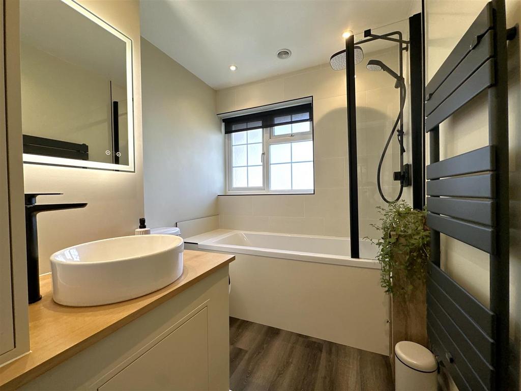 Stunning Modern Bathroom 981