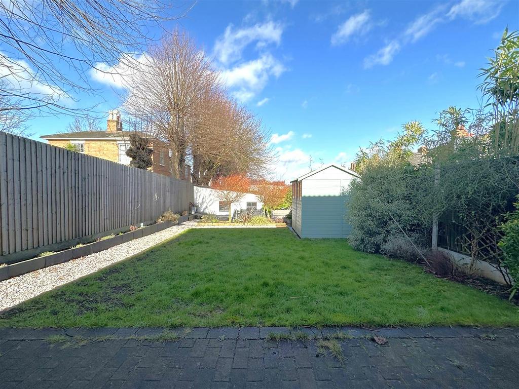 Generous Private Garden 910