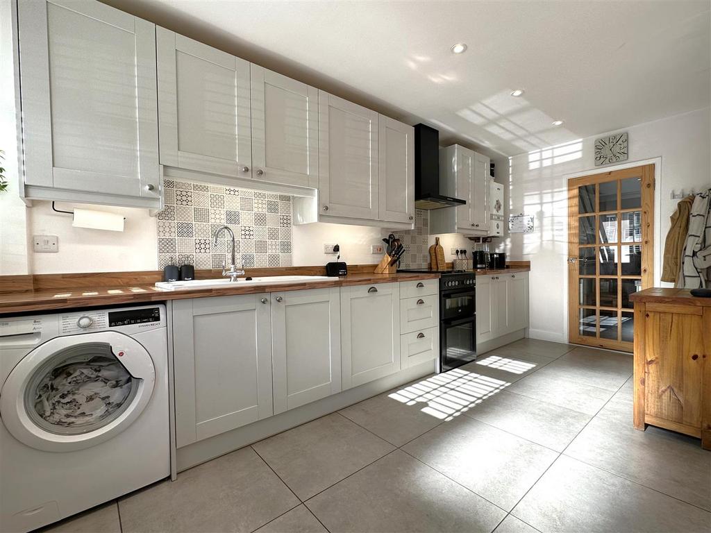 Stylish Modern Kitchen 933